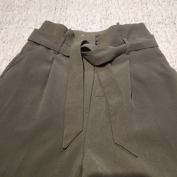 ⭐️Like New H&M Olive Green Polyester Pants Size 2 - Picture 4 of 6